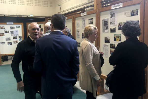 Les visiteurs de l'exposition réalisée par Frédéric Lamidet