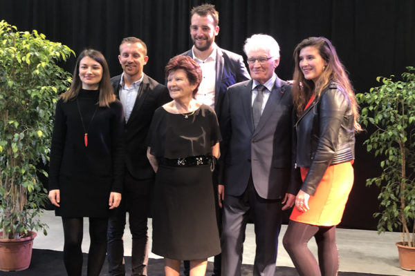 Robert et Jacqueline Le Foll entourés d'une partie de leur famille