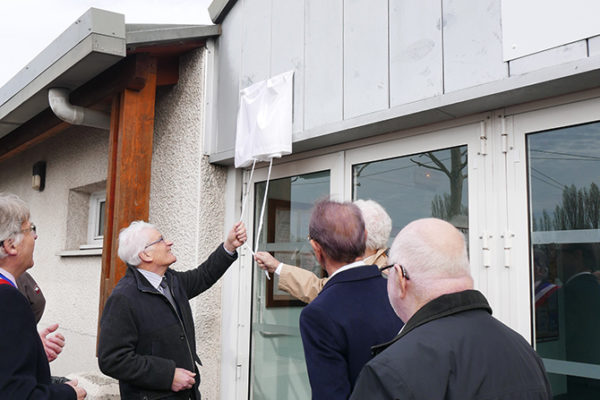 Robert Le Foll et Lionel Jospin dévoilent la plaque du gymnase